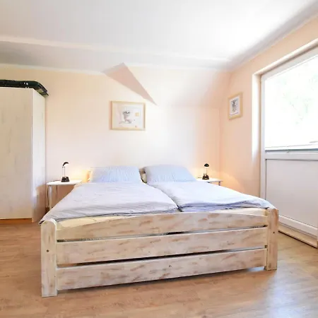 Upscale In Near The Beach With Parking *