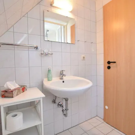 Upscale In Near The Beach With Parking *